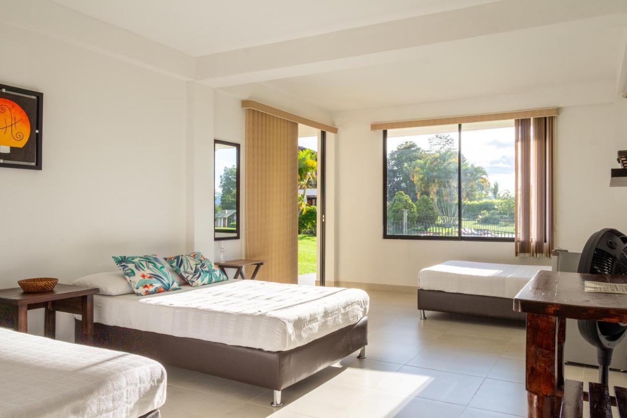 Habitación Triple con vistas a la piscina