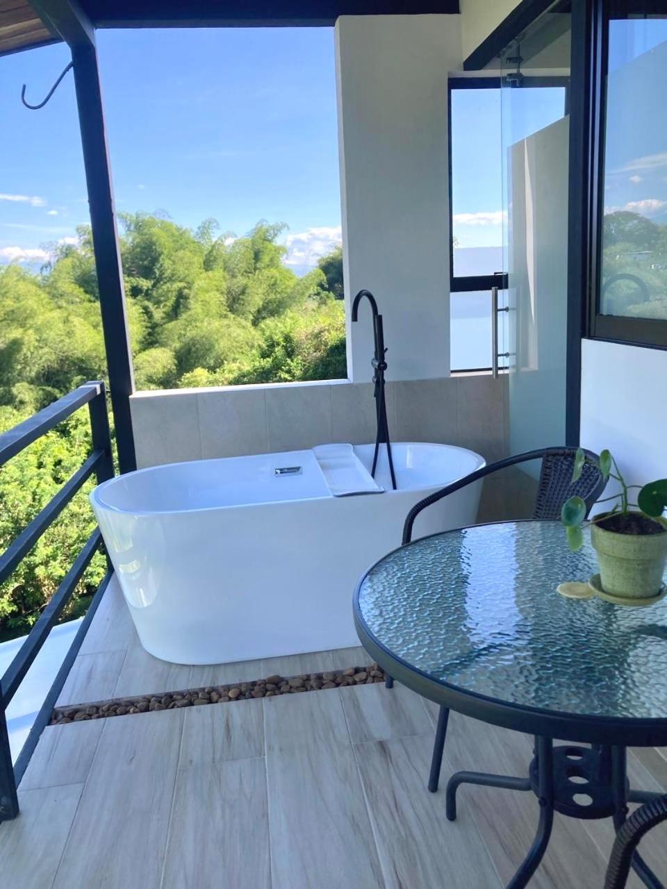 Suite con cama grande y balcón